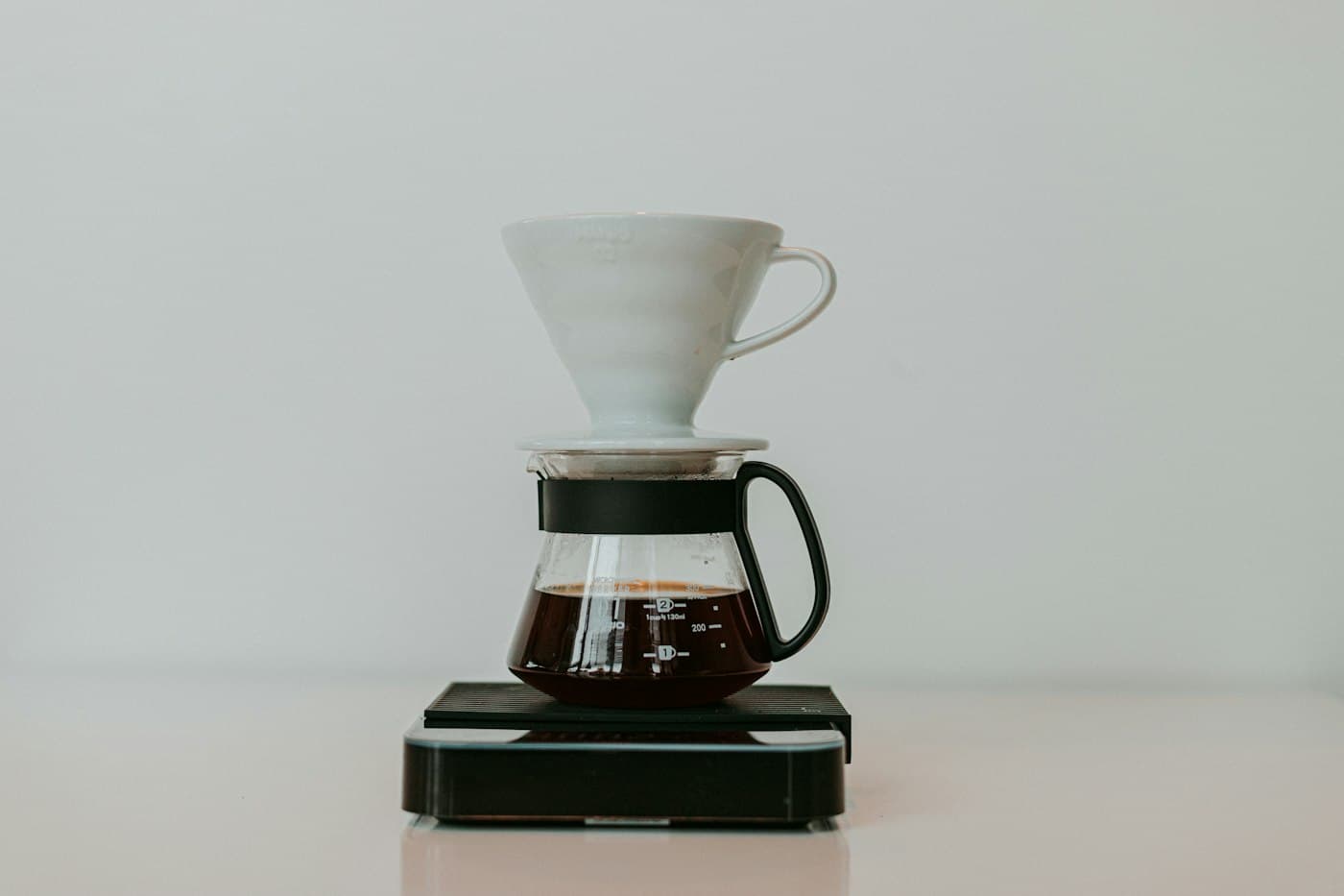 Con de filtru deasupra unei carafe, pe un cântar